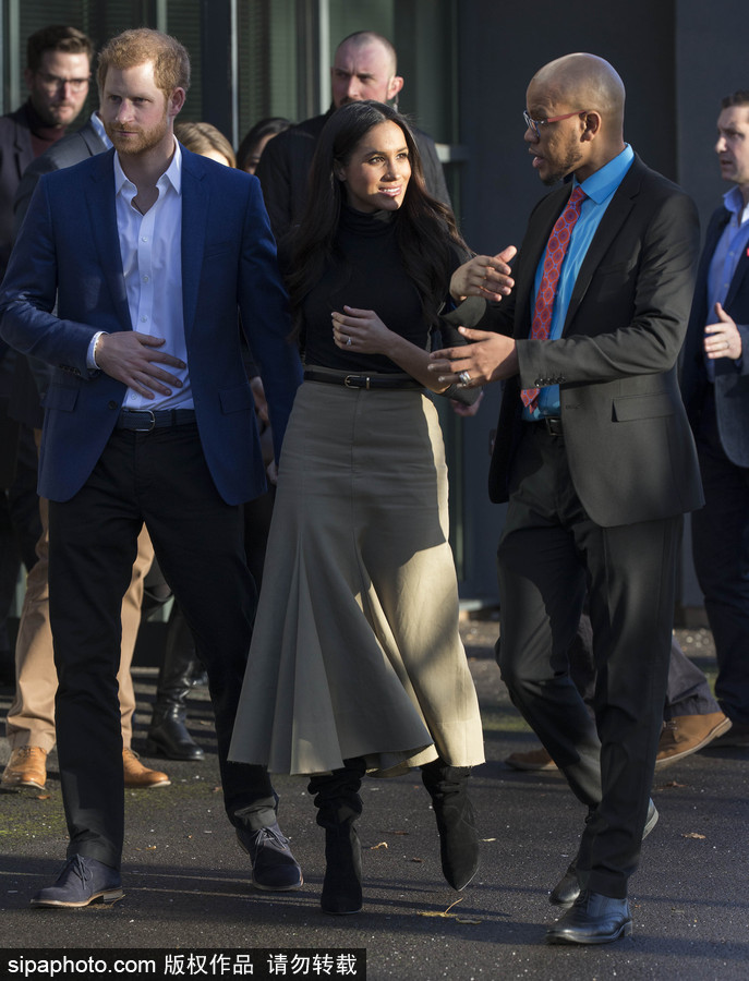 哈里王子與未婚妻亮相英國(guó)諾丁漢 出席世界艾滋病日慈善活動(dòng)