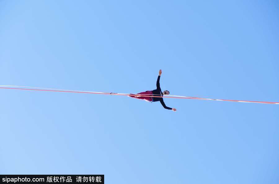 法國高空扁帶運動員極限挑戰(zhàn) 埃菲爾鐵塔走“高空芭蕾”