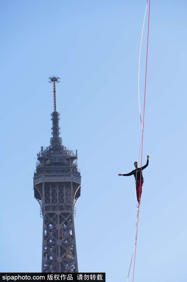 法國高空扁帶運動員極限挑戰 埃菲爾鐵塔走“高空芭蕾”