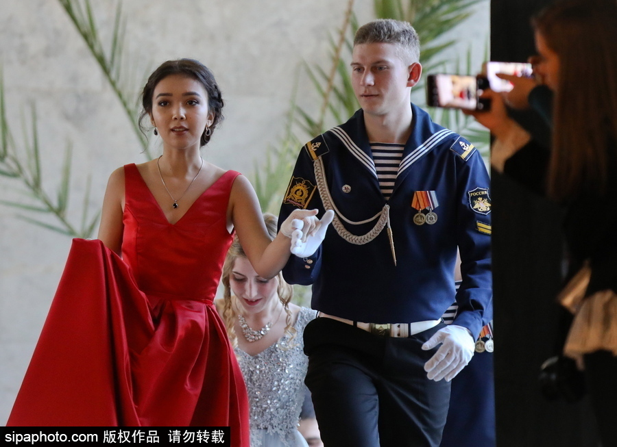 俄羅斯海軍學員參加舞會 俊男美女十分養眼