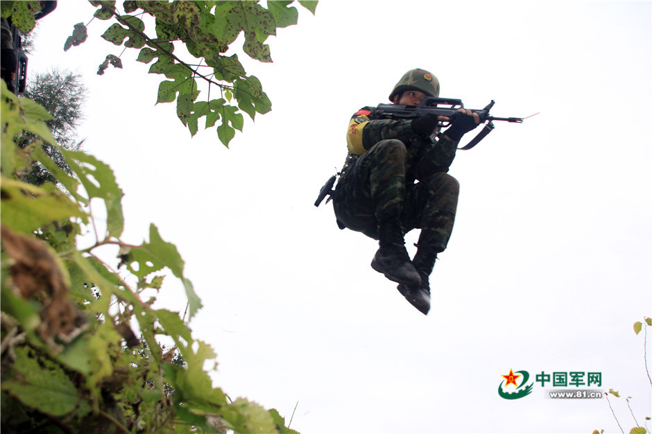 戰場無亞軍 武警官兵三峽腹地上演現實版“絕地求生”