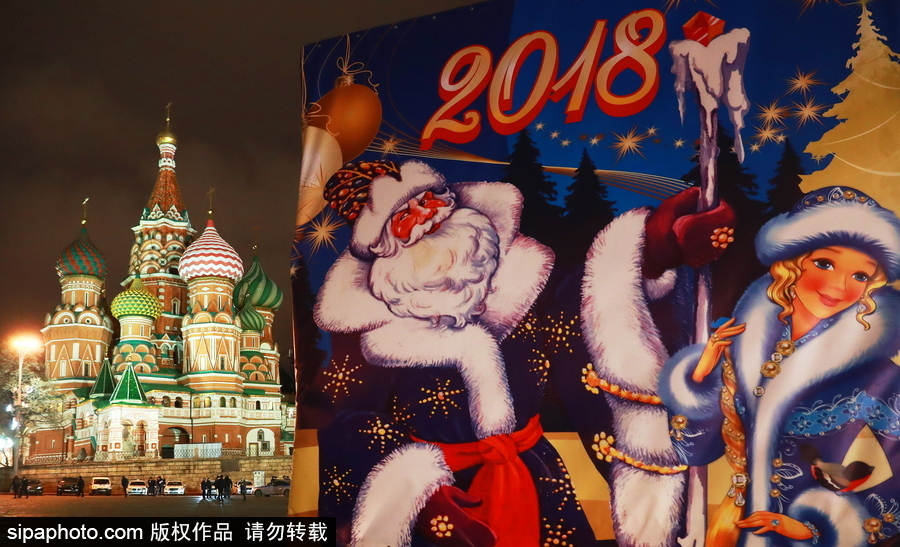 迎接圣誕節！ 巨型圣誕樹搭乘卡車運抵克里姆林宮