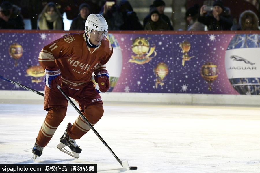 普京打冰球再展運動天賦 動作瀟灑帥氣身手不凡