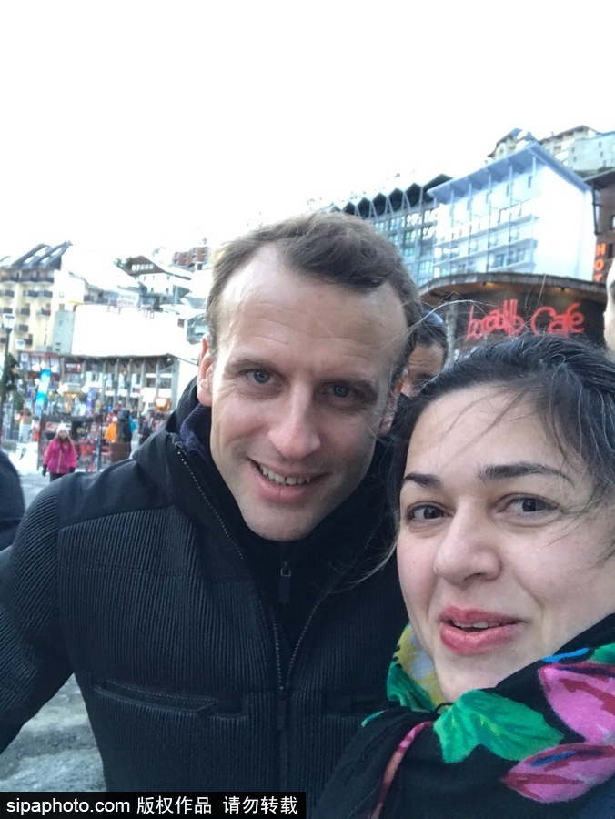 法國(guó)總統(tǒng)馬克龍夫婦度假亮相滑雪場(chǎng) 與民眾親切合影自拍