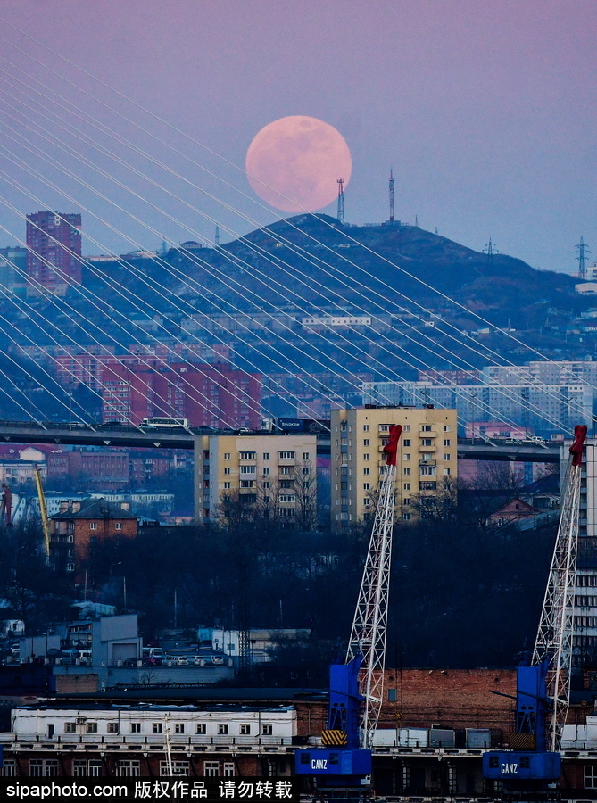 俄羅斯遠(yuǎn)東地區(qū)超級(jí)月亮現(xiàn)身天宇 明亮壯觀