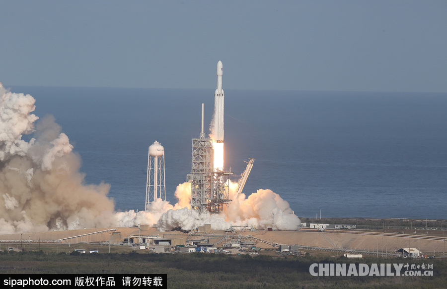 SpaceX成功發射獵鷹重型火箭 特斯拉跑車送上太空