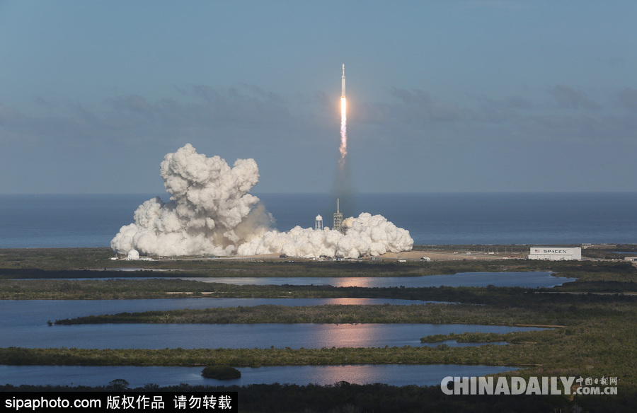 SpaceX成功發射獵鷹重型火箭 特斯拉跑車送上太空