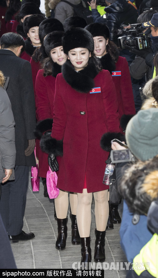 2018平昌冬奧會前瞻：朝鮮冬奧藝術團抵韓 面龐清秀紅色制服整齊劃一