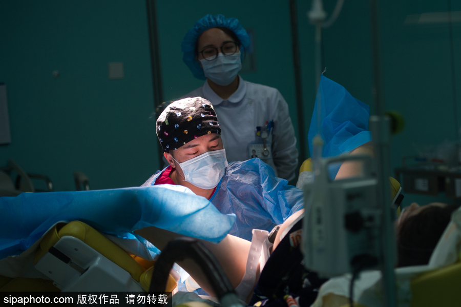 實拍太原“90后”男助產士 一年接生200余名嬰兒