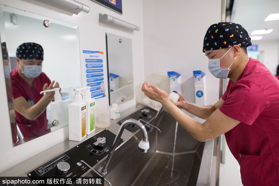 實拍太原“90后”男助產士 一年接生200余名嬰兒