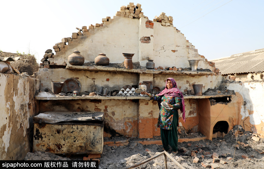 印度邊境地區遭巴基斯坦炮轟 居民房屋屋頂被掀成廢墟