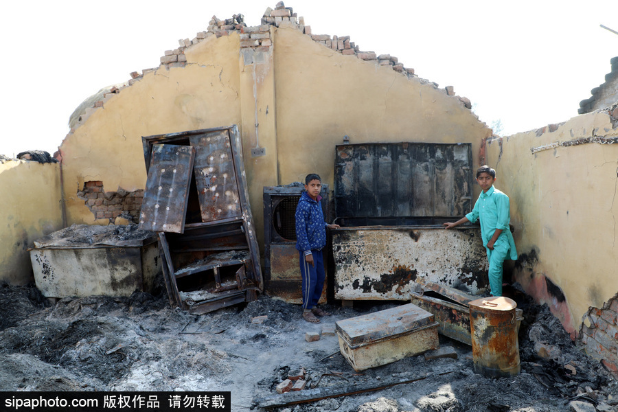 印度邊境地區遭巴基斯坦炮轟 居民房屋屋頂被掀成廢墟