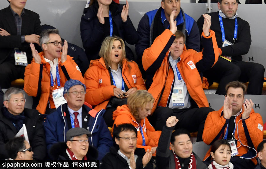 荷蘭國王夫婦現(xiàn)身冬奧會(huì)看臺(tái) 歡呼自拍不亦樂乎