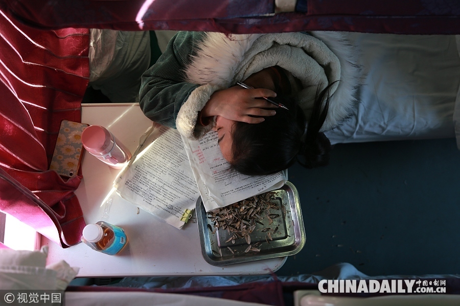 女孩帶弟奔波千里和父母團聚 行李箱裝30斤書