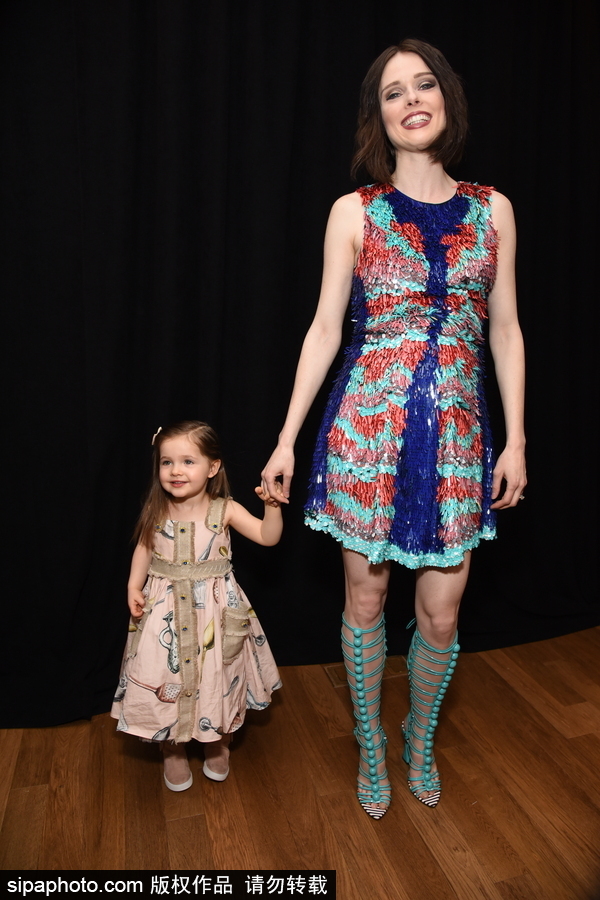 2018紐約秋冬時裝周：超模可可·羅洽與女兒亮相 萌娃表情多多十足“戲精”