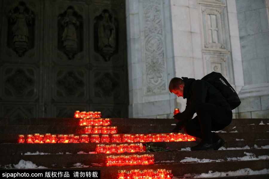 俄羅斯群眾聚集點蠟為飛機墜毀遇難者祈福