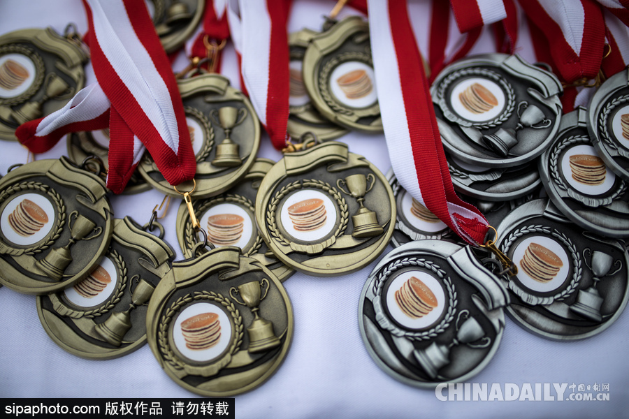 “煎餅俠”？英國(guó)舉行趣味煎餅跑