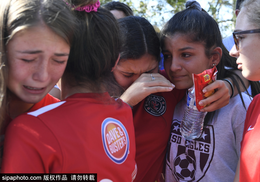 美國：民眾學生集會點蠟悼念高中槍擊案遇難者