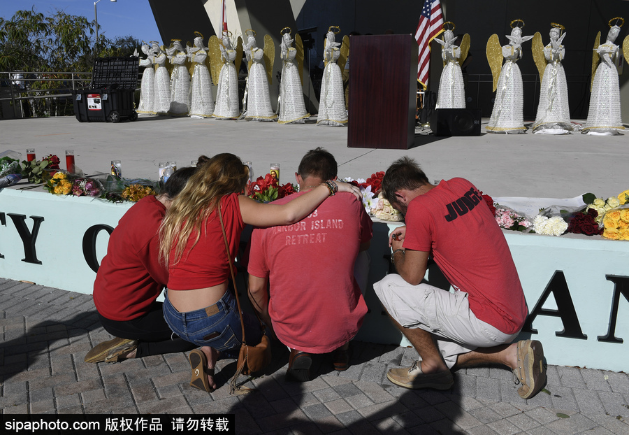 美國：民眾學生集會點蠟悼念高中槍擊案遇難者