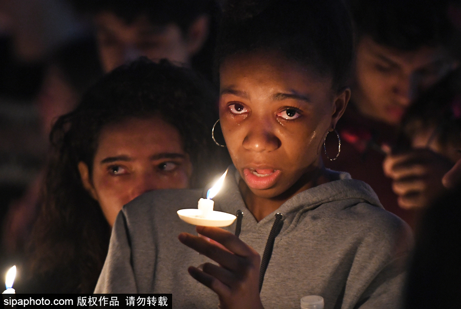 美國：民眾學生集會點蠟悼念高中槍擊案遇難者