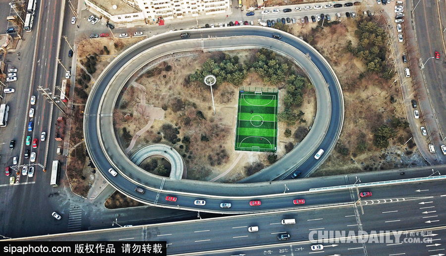 沈陽一足球場藏身立交橋中心 踢球先要走迷宮