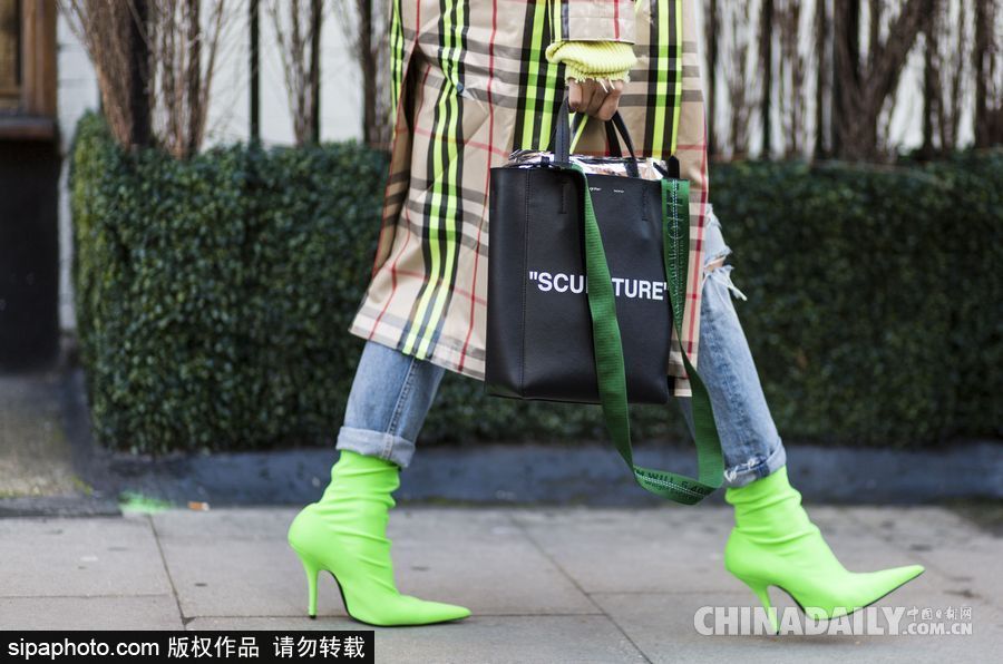 色彩碰撞！倫敦時(shí)裝周場(chǎng)外潮人冬日里穿出春天活潑感