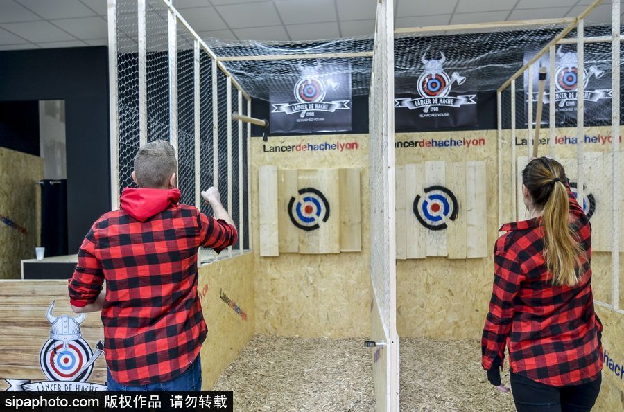 玩過飛鏢的你扔過斧頭嗎？ 法國里昂扔斧子成為新消遣