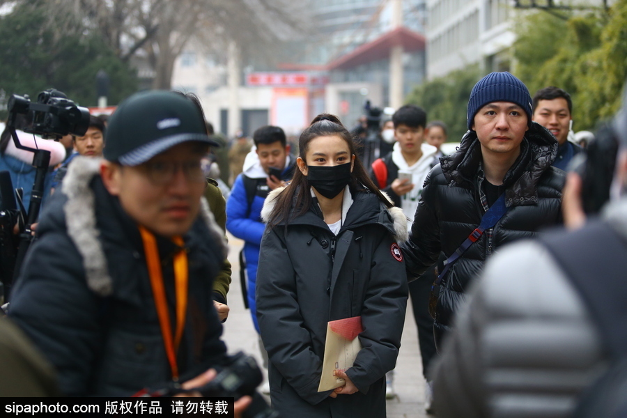 宋祖兒現身北京電影學院藝考 素顏馬尾辮清爽靚麗