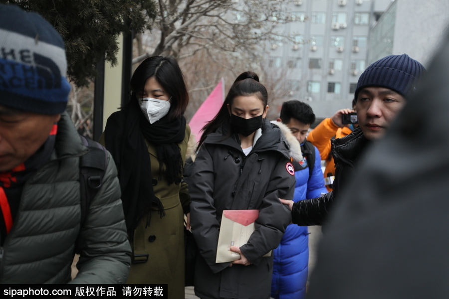 宋祖兒現(xiàn)身北京電影學院藝考 素顏馬尾辮清爽靚麗