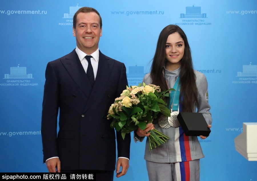 俄總理表彰冬奧會獲獎運動員 親自贈送寶馬轎車