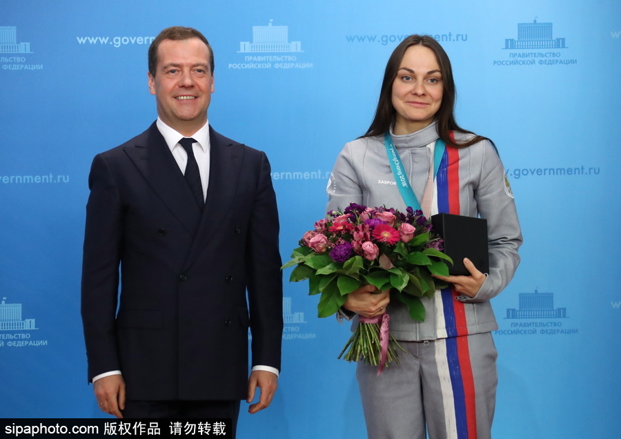 俄總理表彰冬奧會獲獎運動員 親自贈送寶馬轎車