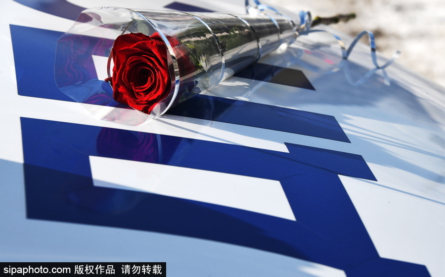 國際婦女節前夕 俄羅斯赤塔交通警察向女司機獻花