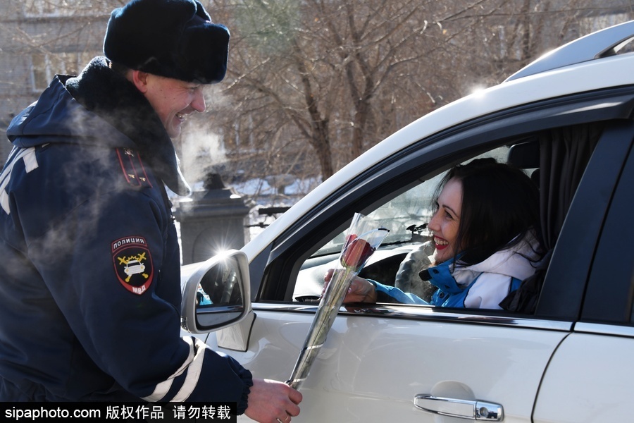 國際婦女節(jié)前夕 俄羅斯赤塔交通警察向女司機獻花