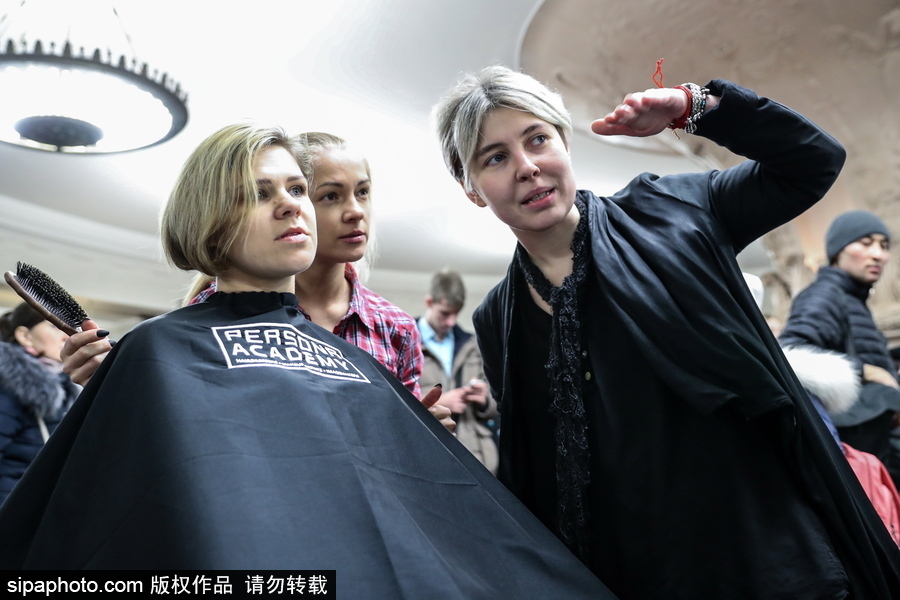 婦女節(jié)福利驚現(xiàn)地鐵站！ 戰(zhàn)斗民族車站為女性美發(fā)造型