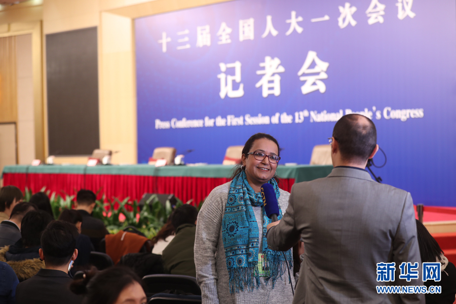 記者在現場采訪