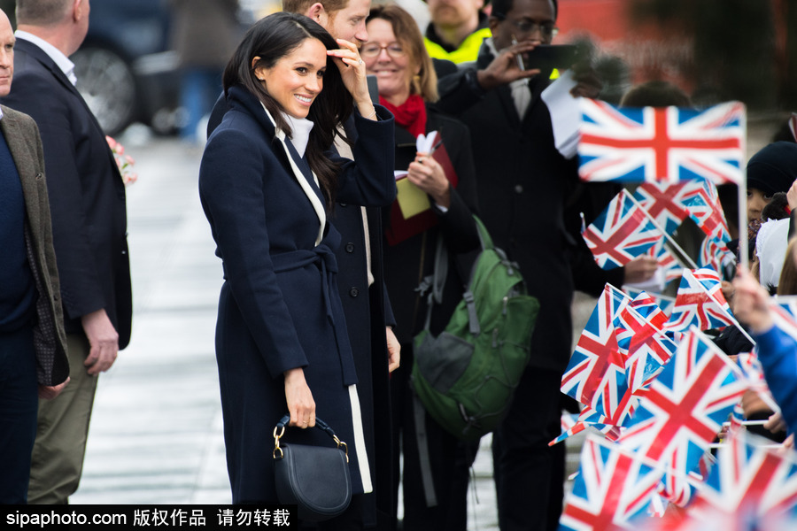 哈里王子攜未婚妻現(xiàn)身婦女節(jié)活動(dòng) 民眾爭(zhēng)相與“準(zhǔn)王妃”握手合影