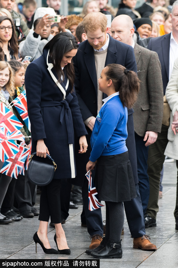 哈里王子攜未婚妻現身婦女節活動 民眾爭相與“準王妃”握手合影