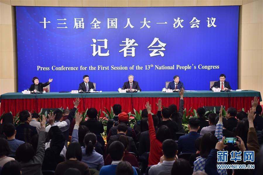 中國人民銀行行長周小川等就“金融改革與發展”答記者問