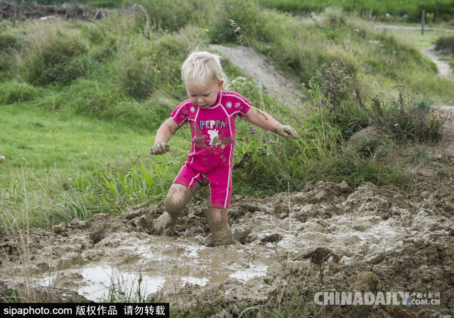 熊孩子的泥巴大戰 新西蘭兒童變“泥娃”