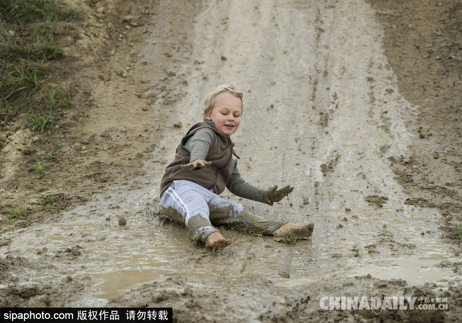 熊孩子的泥巴大戰 新西蘭兒童變“泥娃”