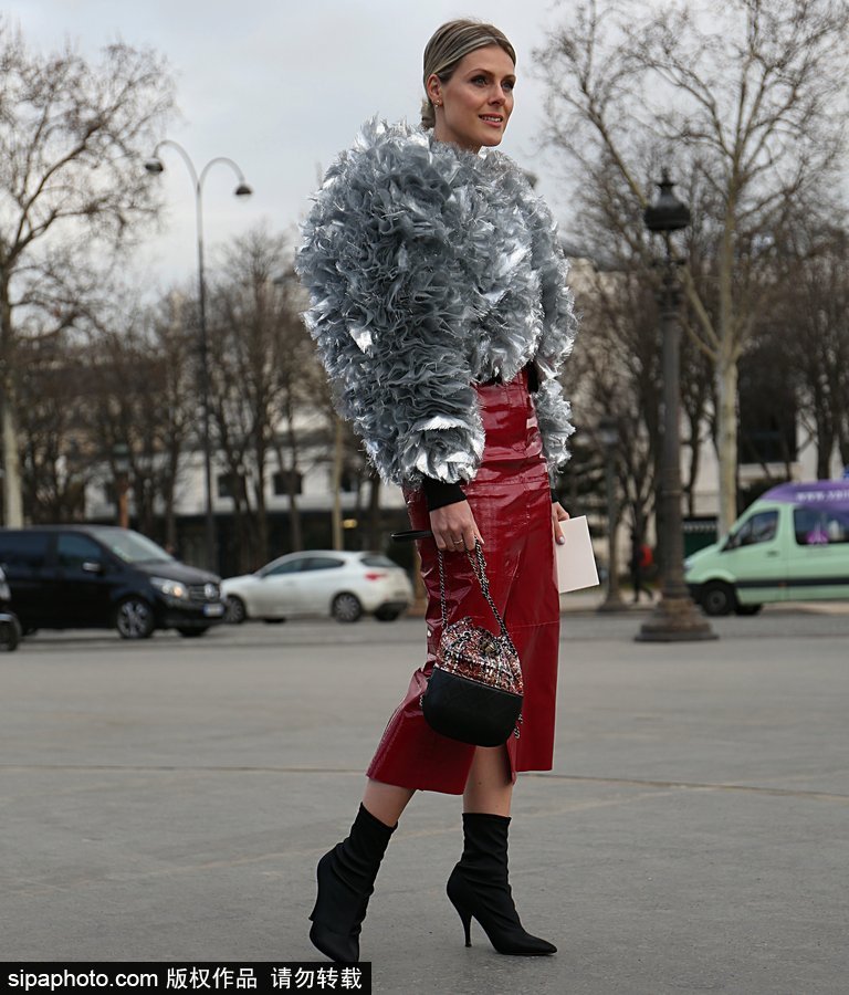 塑料皮草？時(shí)尚博主蘇菲·瓦爾基里現(xiàn)身街頭