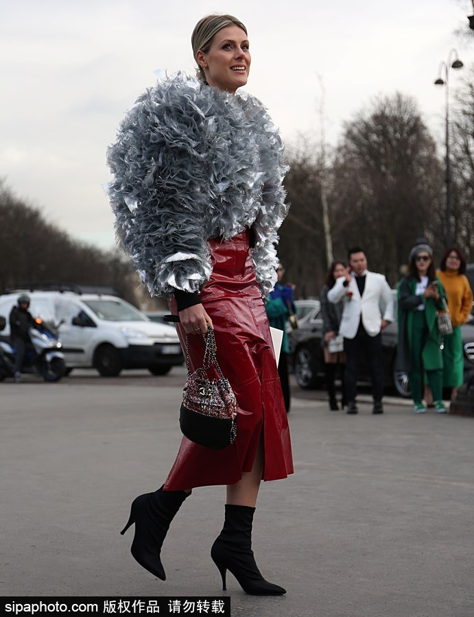 塑料皮草？時尚博主蘇菲·瓦爾基里現身街頭
