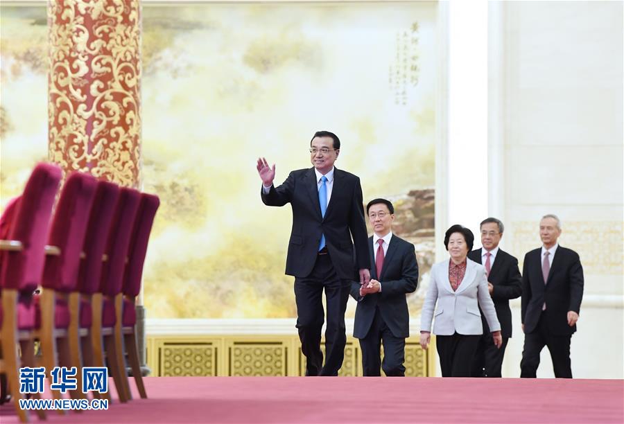 國務(wù)院總理李克強(qiáng)等與中外記者見面