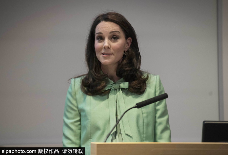凱特王妃挺孕肚出席研討會 笑容甜美氣質優雅