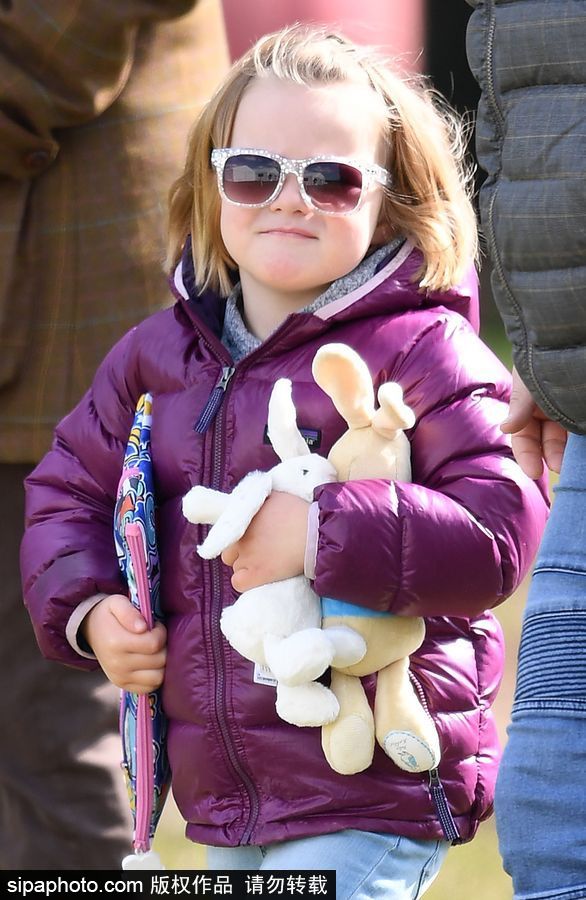 英國王室“混世小魔王”米婭公主亮相 吃甜筒瘋玩呆萌可愛