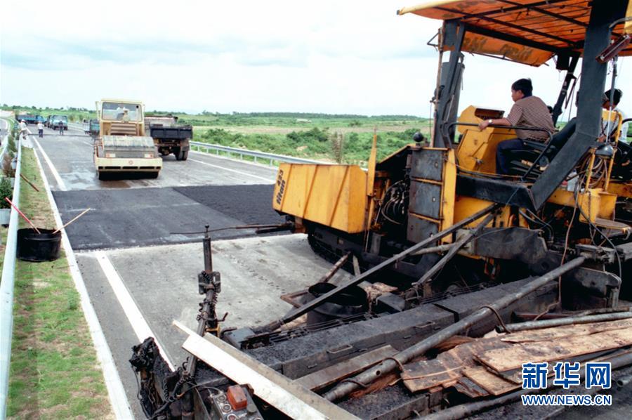春潮拍岸千帆進——海南特區改革開放30年紀實