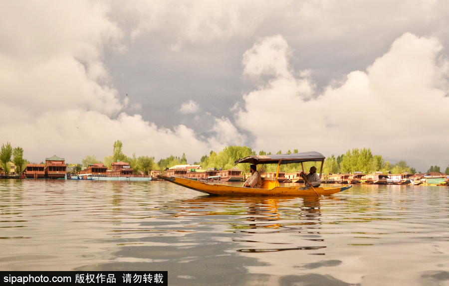 恍若置身江南煙雨中！印度漁民雨中泛舟詩意綿綿