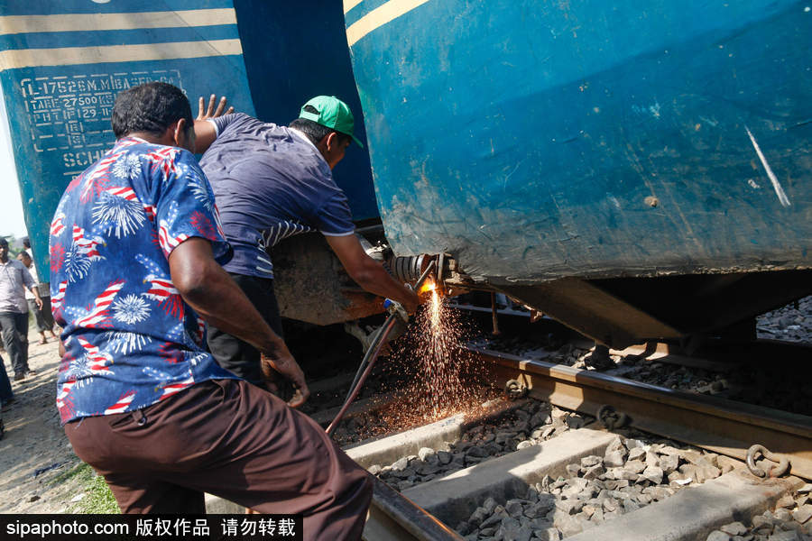 孟加拉國(guó)達(dá)卡郊區(qū)一輛火車脫軌 列車扭曲成“S”形