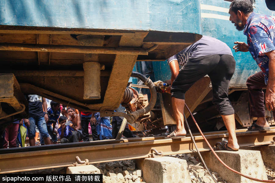 孟加拉國達(dá)卡郊區(qū)一輛火車脫軌 列車扭曲成“S”形