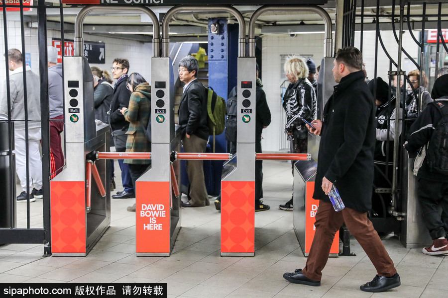 在美國地鐵遇見“大衛·鮑伊” 主題展覽回顧“搖滾變色龍”一生